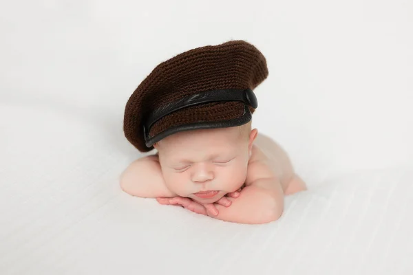 ทารกแรกเก ดในหมวกนอนบนม ทารกแรกเก ดนอนหล บอย างหวานบนผ ขาว ใกล ดเด ดลอกช — ภาพถ่ายสต็อก