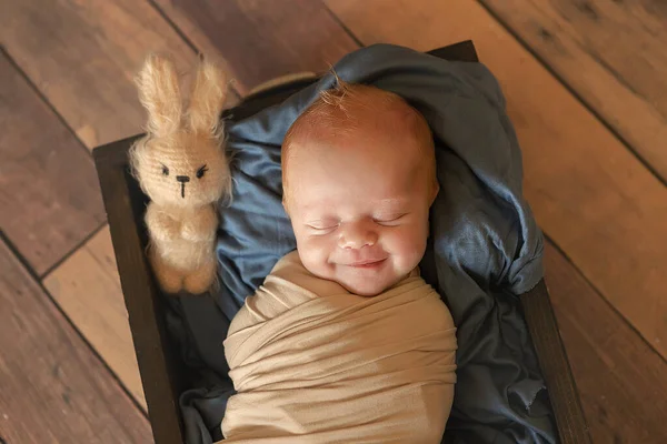 Neugeborenes Traum Lächelt Schläft Kokon Gehüllt Nettes Porträt Von Kinder — Stockfoto