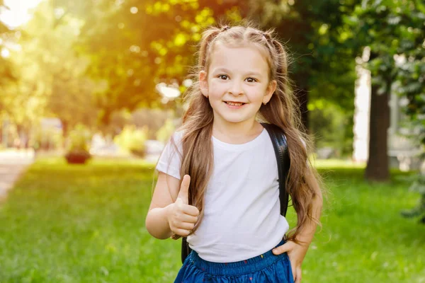 Πορτρέτο Του Χαριτωμένο Κοριτσάκι Casual Ρούχα Σακίδιο Στέκεται Έξω Και — Φωτογραφία Αρχείου