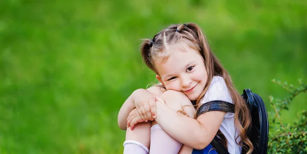 Ritratto Bambina Felice Seduta Abbracciare Gambe Una Scolaretta Felice Concetto — Foto Stock
