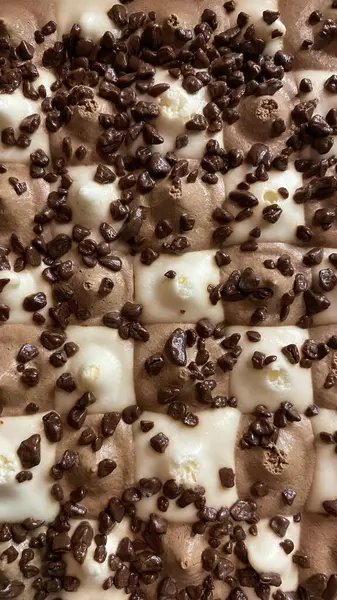 Çikolatalı tiramisu ve çikolata parçaları. Kapat..