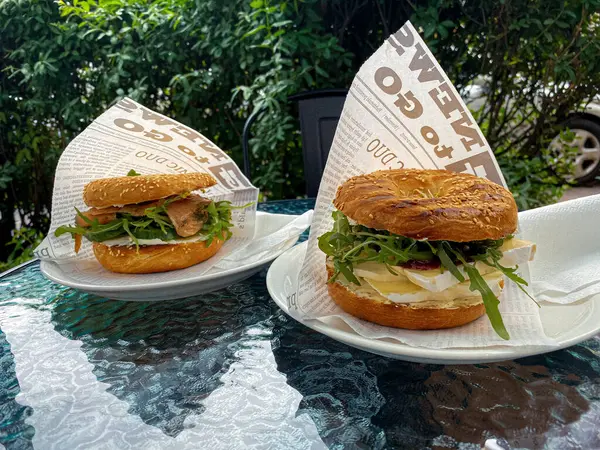 Yumurtalı iki simit, peynirli ve roka.