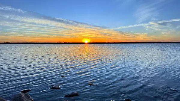 Bir martı sürüsüyle gölün üzerinde gün doğumu