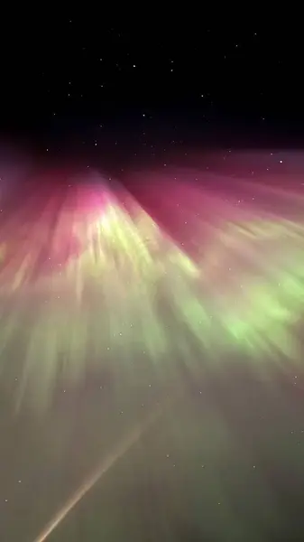 Yıldızlı arka planda Aurora Borealis