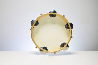 Pandeiro Brezilya tefi beyaz arkaplanda izole edilmiş. 