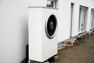 Yenilenebilir enerji için binanın dışında beyaz hava pompası
