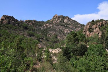 Korsika 'nın dağları ve kayaları