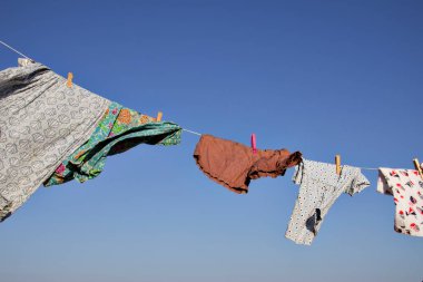 farklı renklerde çamaşır ipleri