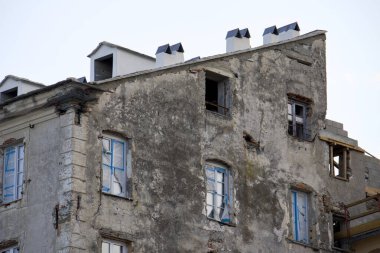 Hasarlı camlı eski antika ev