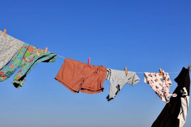 Çamaşır ipi rüzgarda uçuşan kıyafetlerle