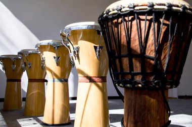 Çeşitli boyut ve renklerde farklı davul ve perküsyon kabukları