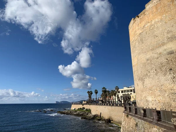 意大利撒丁岛Alghero海滨堡垒景观 图库照片