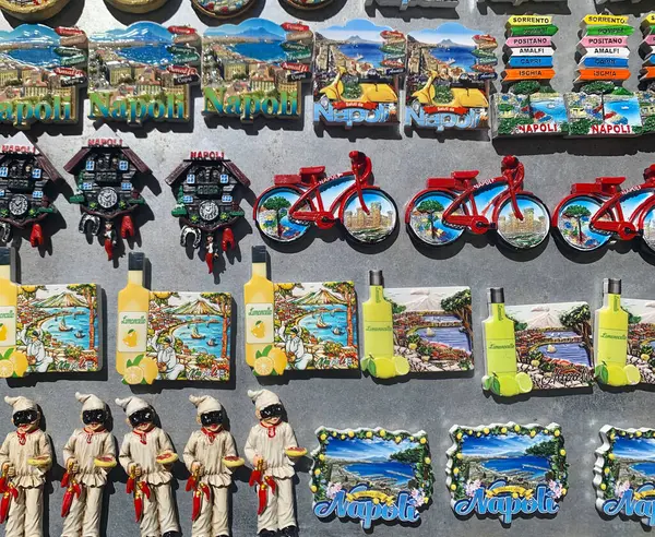 İtalya, Napoli 'de mıknatıslar sergileniyor