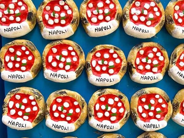 İtalya, Napoli 'de mıknatıslar sergileniyor