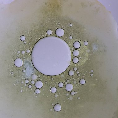 Sıvı ile soyut arkaplan ve bulanık bir arkaplan üzerine düşer, kapat.