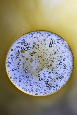 Sıvı ile soyut arkaplan ve bulanık bir arkaplan üzerine düşer, kapat.