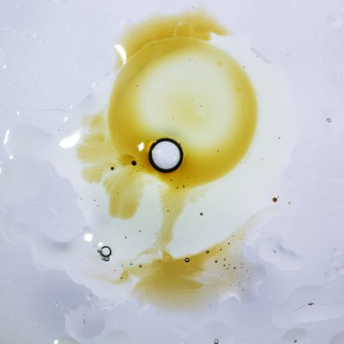 Sıvı ile soyut arkaplan ve bulanık bir arkaplan üzerine düşer, kapat.