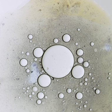 Sıvı ile soyut arkaplan ve bulanık bir arkaplan üzerine düşer, kapat.