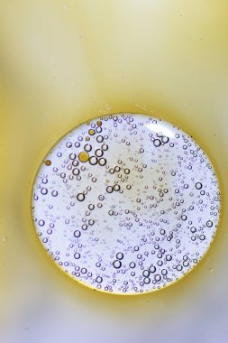 Sıvı ile soyut arkaplan ve bulanık bir arkaplan üzerine düşer, kapat.