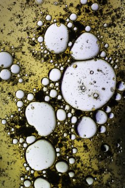 Sıvı ile soyut arkaplan ve bulanık bir arkaplan üzerine düşer, kapat.