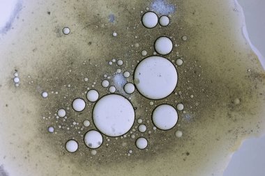 Sıvı ile soyut arkaplan ve bulanık bir arkaplan üzerine düşer, kapat.