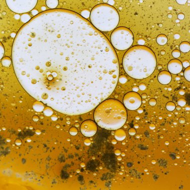 Sıvı ile soyut arkaplan ve bulanık bir arkaplan üzerine düşer, kapat.