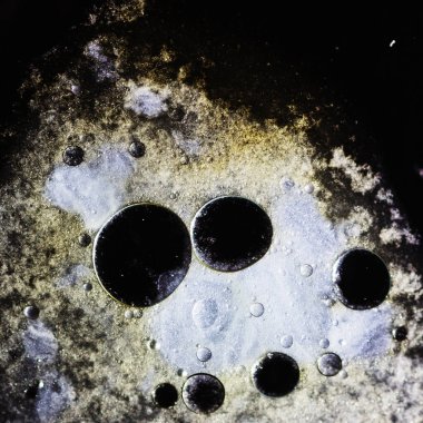 Sıvı ile soyut arkaplan ve bulanık bir arkaplan üzerine düşer, kapat.