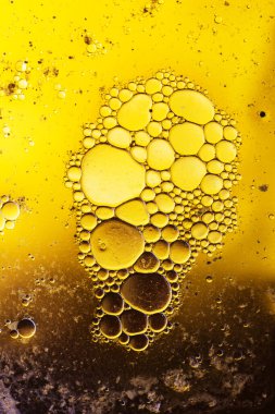 Sıvı ile soyut arkaplan ve bulanık bir arkaplan üzerine düşer, kapat.