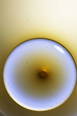 Sıvı ile soyut arkaplan ve bulanık bir arkaplan üzerine düşer, kapat.