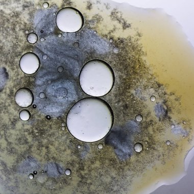 Sıvı ile soyut arkaplan ve bulanık bir arkaplan üzerine düşer, kapat.