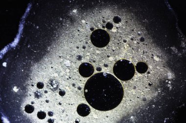 Sıvı ile soyut arkaplan ve bulanık bir arkaplan üzerine düşer, kapat.