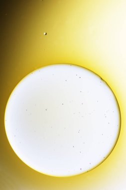 Sıvı ile soyut arkaplan ve bulanık bir arkaplan üzerine düşer, kapat.