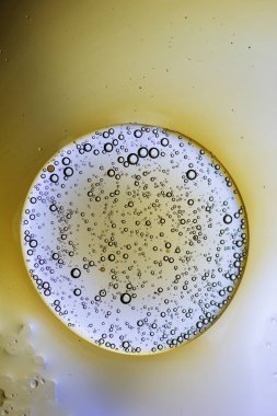 Sıvı ile soyut arkaplan ve bulanık bir arkaplan üzerine düşer, kapat.