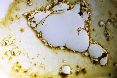 Sıvı ile soyut arkaplan ve bulanık bir arkaplan üzerine düşer, kapat.