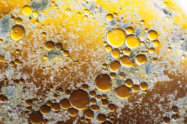 Sıvı ile soyut arkaplan ve bulanık bir arkaplan üzerine düşer, kapat.