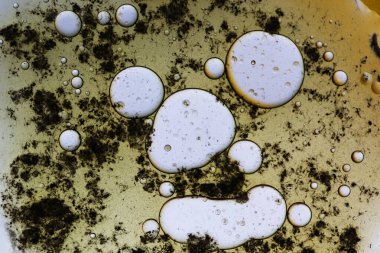 Sıvı ile soyut arkaplan ve bulanık bir arkaplan üzerine düşer, kapat.