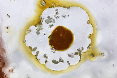 Sıvı ile soyut arkaplan ve bulanık bir arkaplan üzerine düşer, kapat.