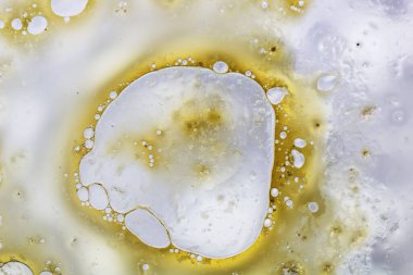 Sıvı ile soyut arkaplan ve bulanık bir arkaplan üzerine düşer, kapat.