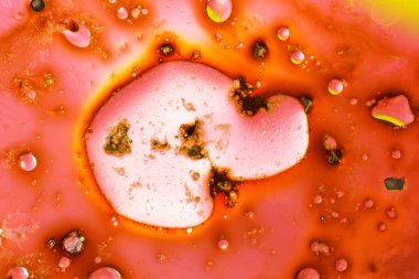 Sıvı ile soyut arkaplan ve bulanık bir arkaplan üzerine düşer, kapat.