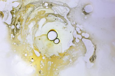 Sıvı ile soyut arkaplan ve bulanık bir arkaplan üzerine düşer, kapat.