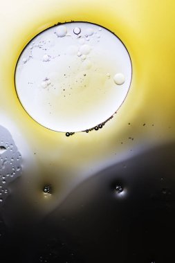 Sıvı ile soyut arkaplan ve bulanık bir arkaplan üzerine düşer, kapat.