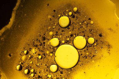 Sıvı ile soyut arkaplan ve bulanık bir arkaplan üzerine düşer, kapat.