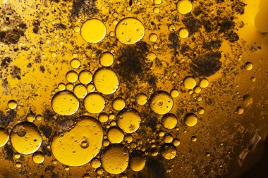 Sıvı ile soyut arkaplan ve bulanık bir arkaplan üzerine düşer, kapat.