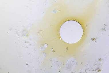 Sıvı ile soyut arkaplan ve bulanık bir arkaplan üzerine düşer, kapat.