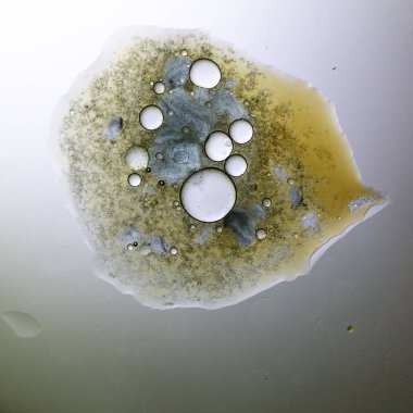 Sıvı ile soyut arkaplan ve bulanık bir arkaplan üzerine düşer, kapat.