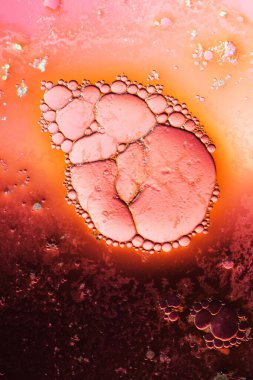 Sıvı ile soyut arkaplan ve bulanık bir arkaplan üzerine düşer, kapat.