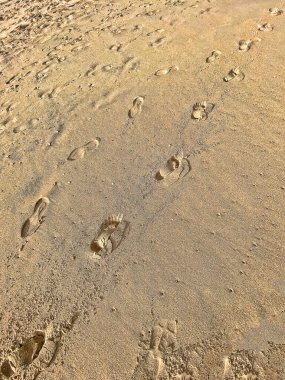 Islak denizde ayak izleri. Yakın plan.