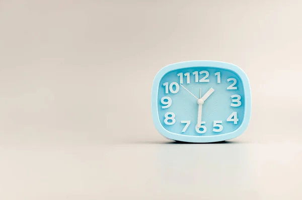 Relógio Alarme Azul Conceito Tempo Fundo Cinza — Fotografia de Stock