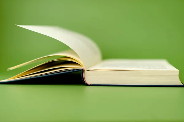 Ανοιχτό Βιβλίο Για Την Έννοια Της Ανάγνωσης Πράσινου Φόντου — Φωτογραφία Αρχείου