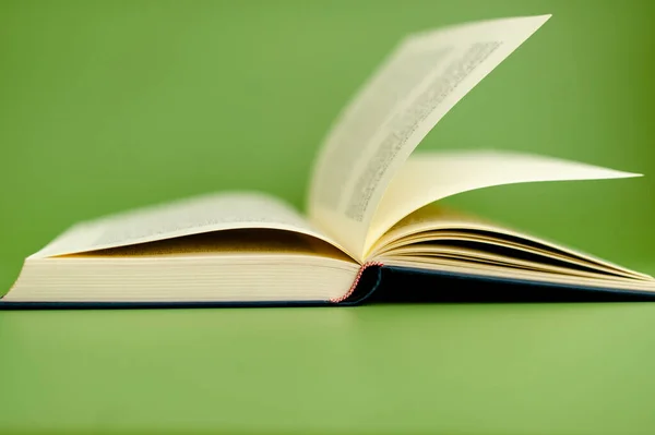 Ανοιχτό Βιβλίο Για Την Έννοια Της Ανάγνωσης Πράσινου Φόντου — Φωτογραφία Αρχείου